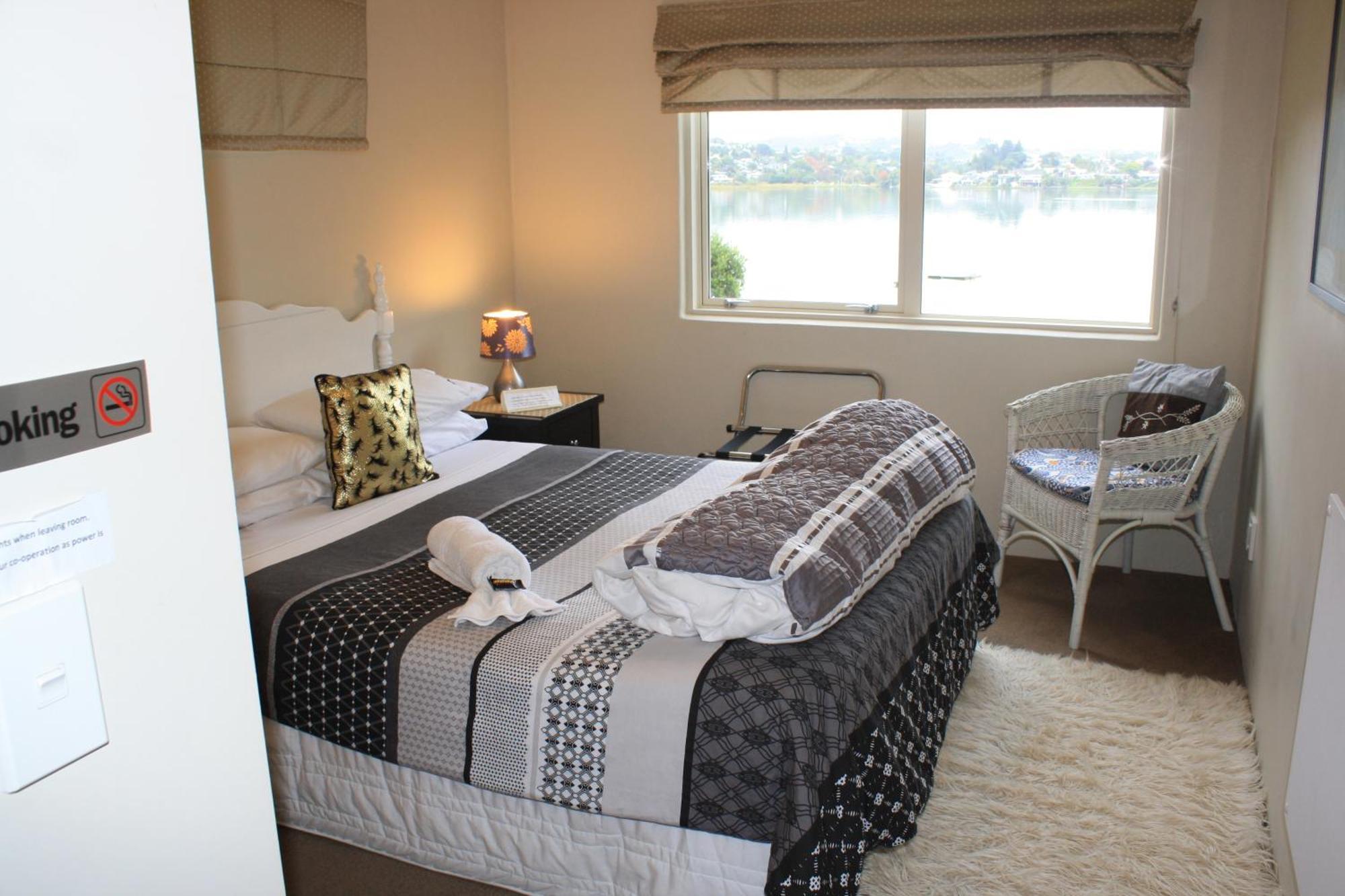 The Beach House Bed And Breakfast Maungatapu ภายนอก รูปภาพ